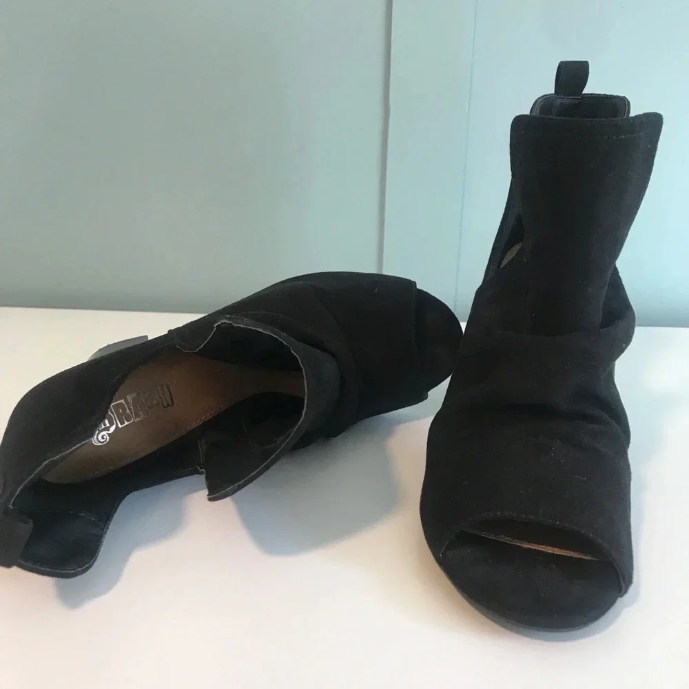 Trash Brand Funky Open Toe Black Faux Suede Booties. 3 1/2” Heel.‎ Size 9